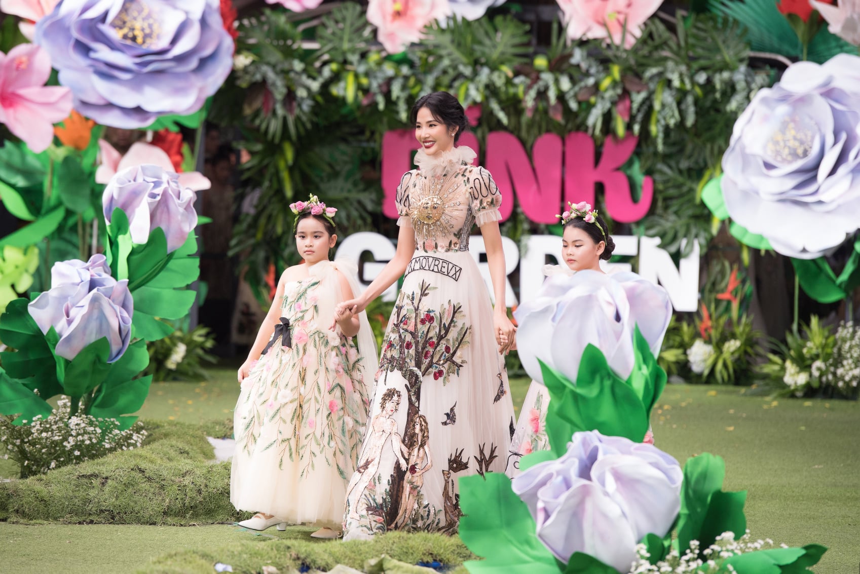 Các sao nữ Vbiz tham gia show thời trang cùng các người mẫu nhí