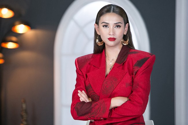 Võ Hoàng Yến chụp ảnh diện áo dài duyên dáng, nhưng kéo xuống ảnh cuối mới thấy bật cười