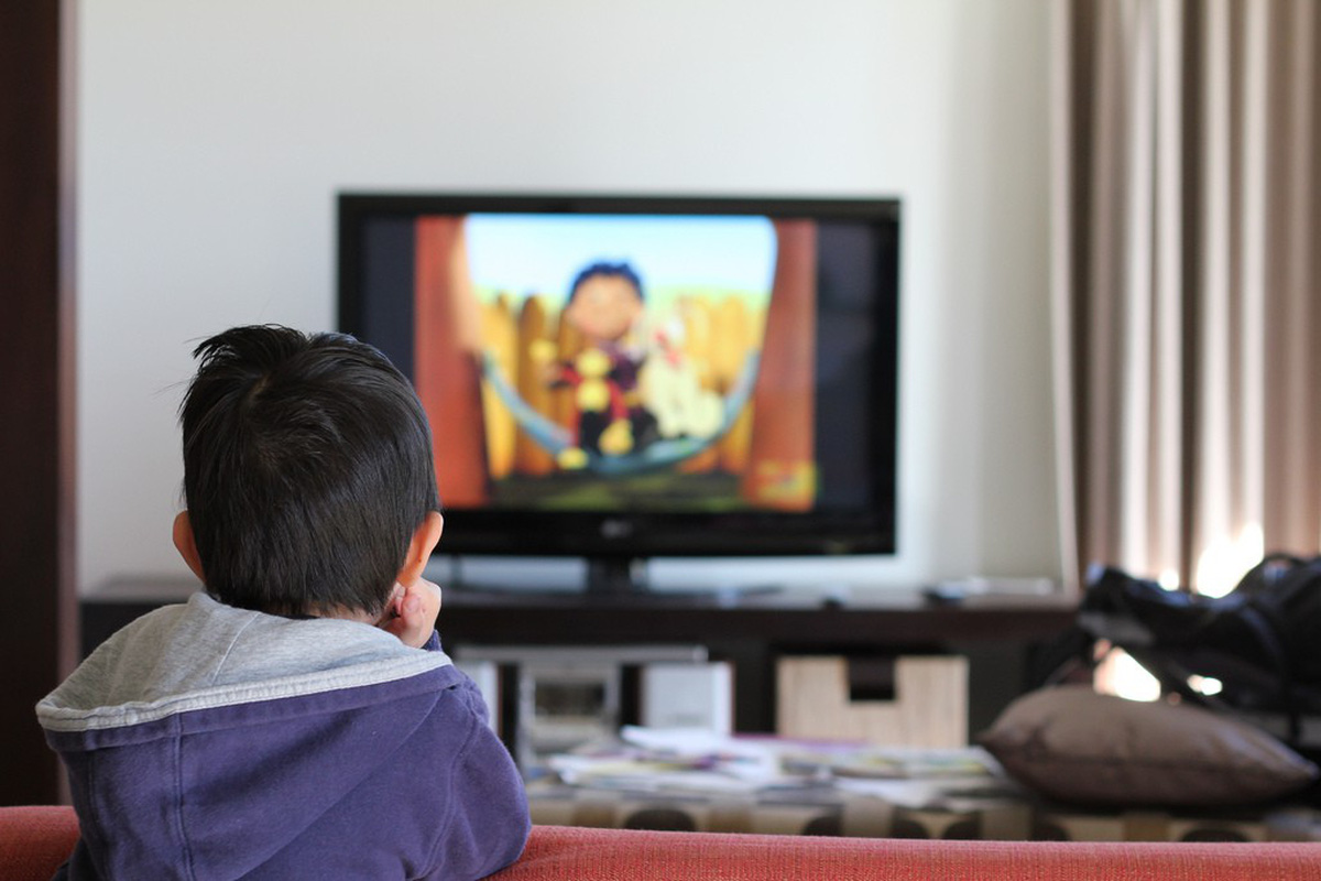 Near tv. Телевизор для детей. Мальчик у телевизора. Телевизор для дошкольников.