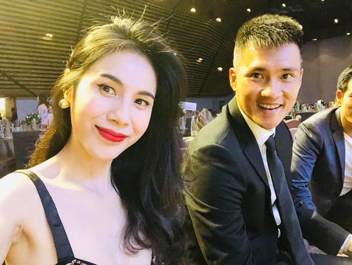 Thủy Tiên - Công Vinh dạy bé Bánh Gạo cách yêu thiên nhiên