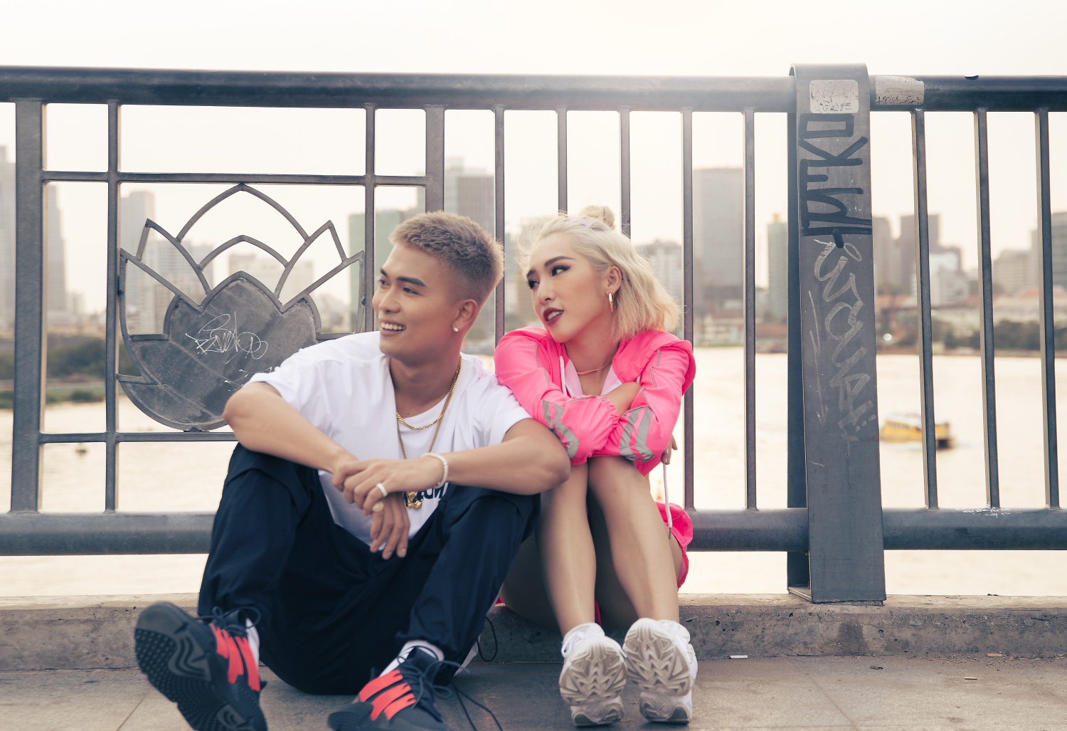 Vợ chồng Emily - Big Daddy cực tình cảm trong loạt hit đình đám