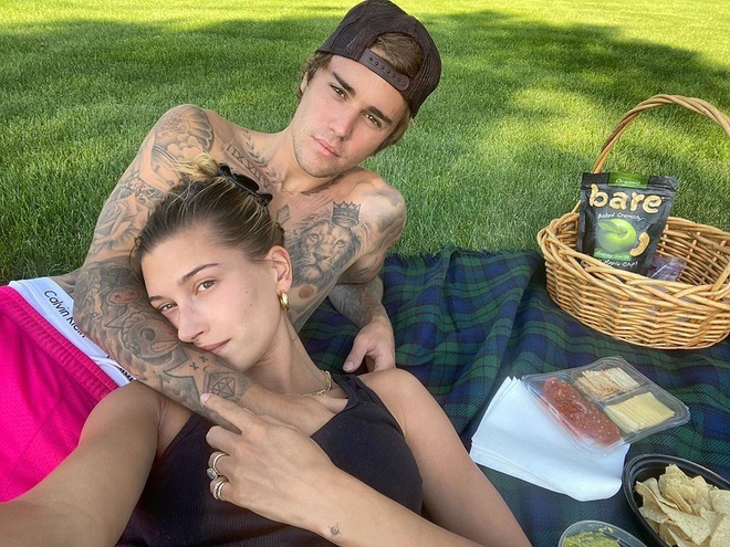 Vợ chồng Justin Bieber đăng ảnh đi picnic nhân dịp kỉ niệm 2 năm kết hôn