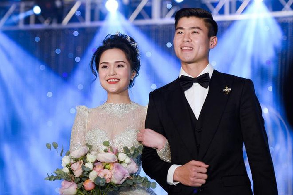 Vợ Duy Mạnh không ngần ngại khoe mặt mộc láng mịn, tiện thể show gia tài đồ hiệu hậu sinh con
