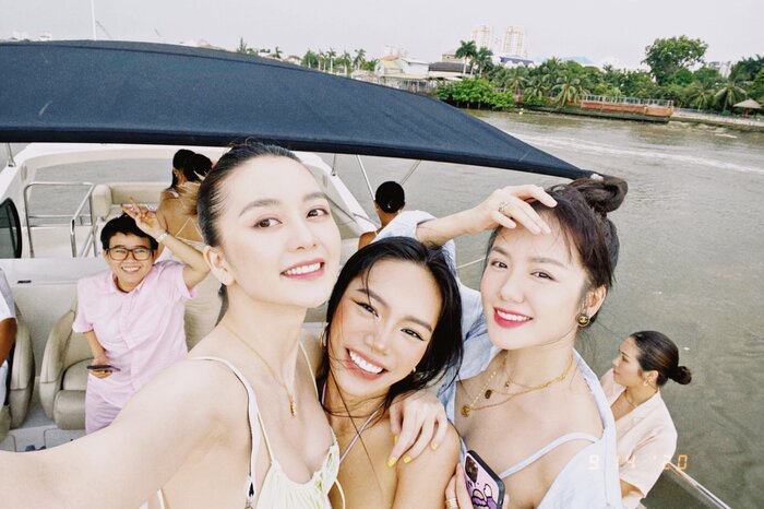 Vũ Thảo My tổ chức sinh nhật cùng bạn bè bên du thuyền