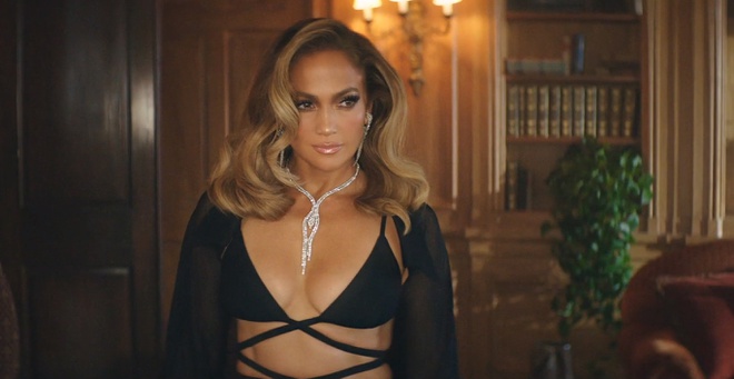 Jennifer Lopez diện trang phục do NTK Công Trí thiết kế