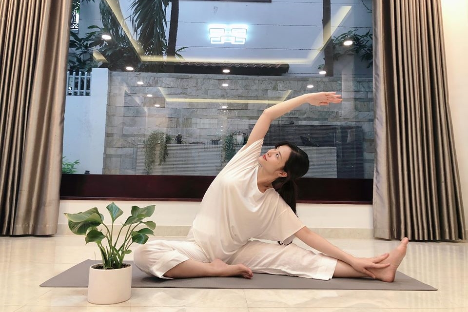 Sắp đến ngày lâm bồn, Đông Nhi vẫn chăm chỉ tập yoga mỗi ngày
