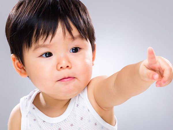 Trẻ biết chỉ tay bằng ngón trỏ sớm - cột mốc phát triển lớn về ngôn ngữ và trí tuệ