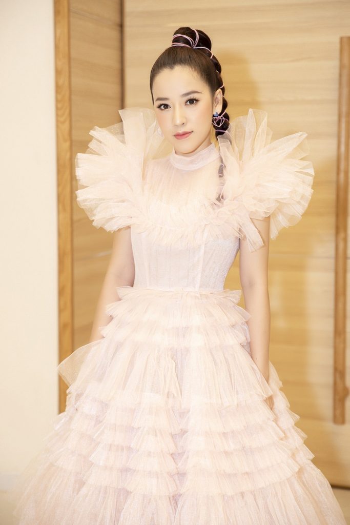 Địch Lệ Nhiệt Ba có nguyên 1 BST váy công chúa nhìn mà nghiện  2sao