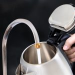 Dùng ấm siêu tốc để luộc trứng vừa nhanh vừa tiện lợi
