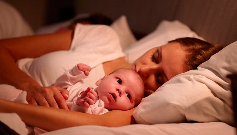 Vì sao trẻ sơ sinh hay thức đêm? Cách dạy trẻ phân biệt ngày và đêm
