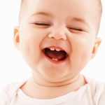 8 dấu hiệu báo trẻ sắp mọc răng sữa ba mẹ cần chú ý