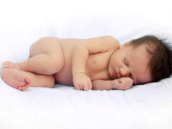 Trẻ sơ sinh nằm nghiêng khi ngủ có thực sự an toàn ?