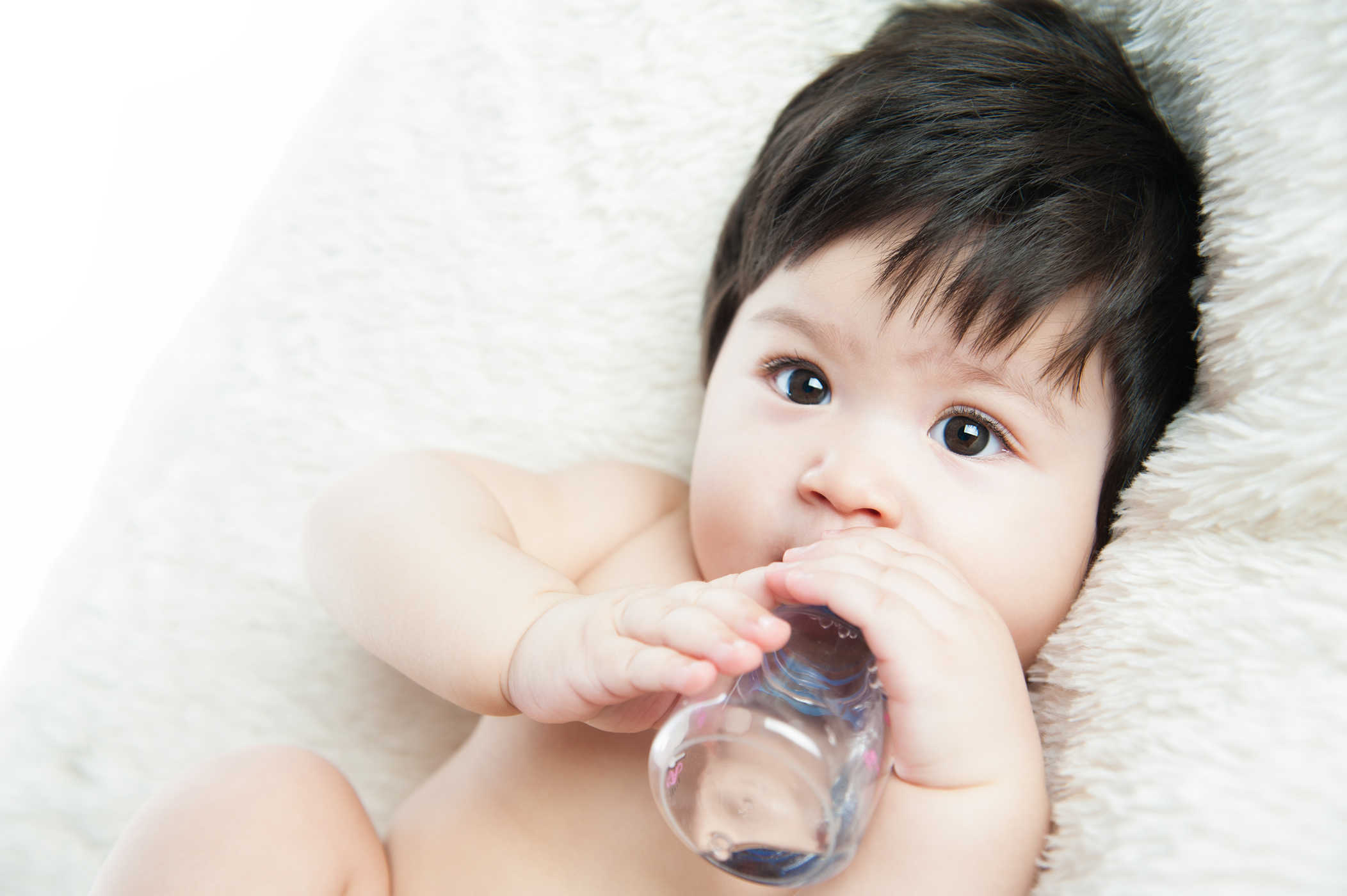 4 thời điểm ba mẹ cho con uống nước sẽ hại dạ dày vô cùng