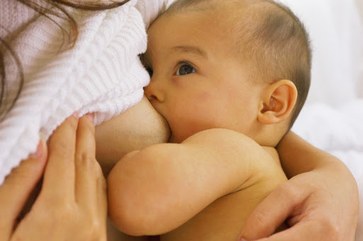 Vàng da do bú sữa mẹ? Nguyên nhân và giải pháp