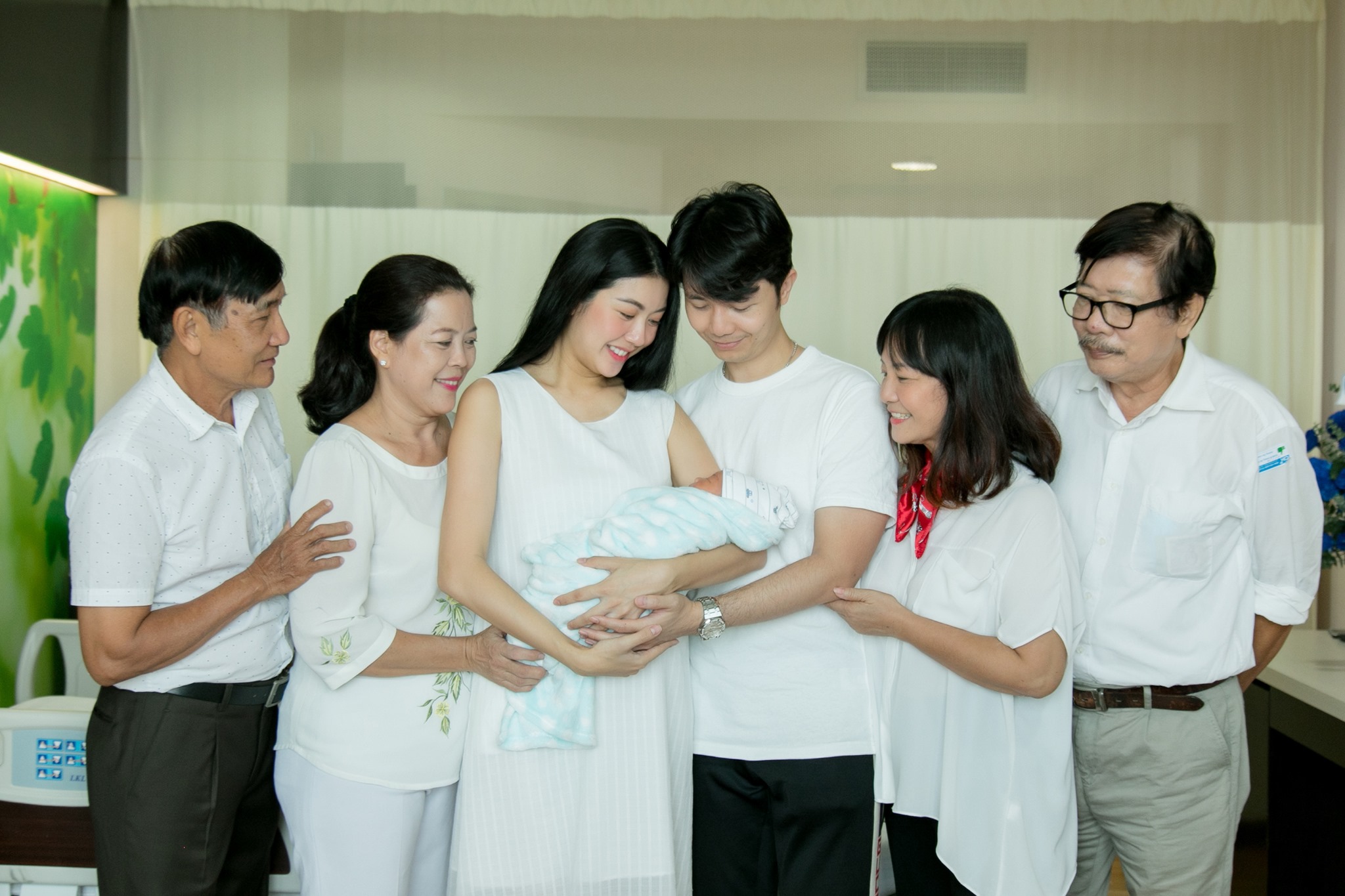 Á hậu Thuý Vân sinh con trai, showbiz Việt chính thức đón thêm em bé “Bọ cạp”