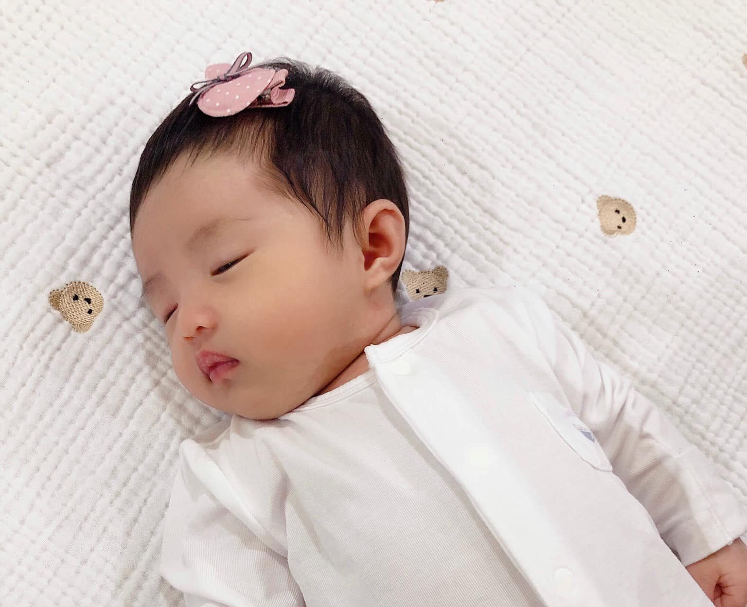 Tan chảy với hình ảnh con gái nhà Đông Nhi - Ông Cao Thắng khi tròn 1 tháng tuổi