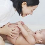 Lợi ích bất ngờ đến từ việc massage cho bé