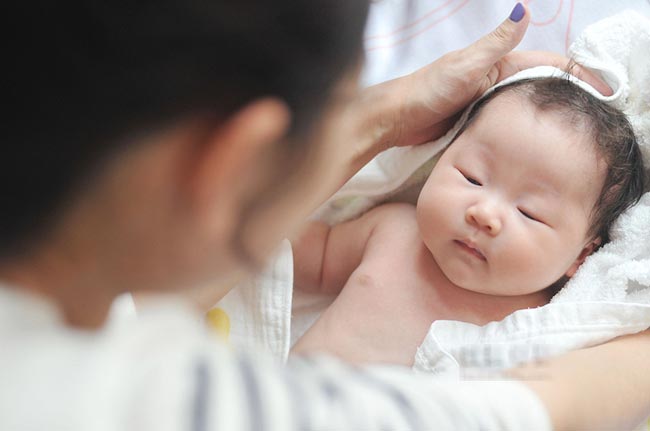 Học cách massage hạ sốt nhanh cho bé không cần dùng đến thuốc