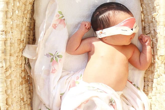 Phơi nắng cho trẻ sơ sinh có phải cách bổ sung vitamin D đúng đắn?