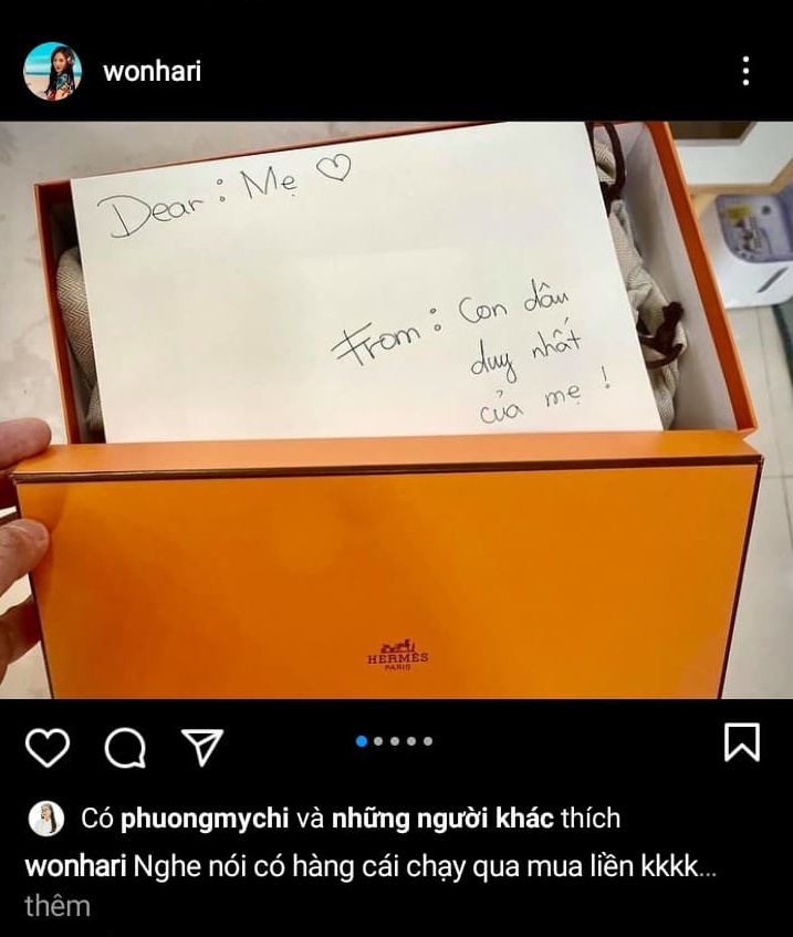 Hari Won tặng mẹ chồng đồ hiệu, dòng chữ trên tấm thiệp quá đỗi ngọt ngào!
