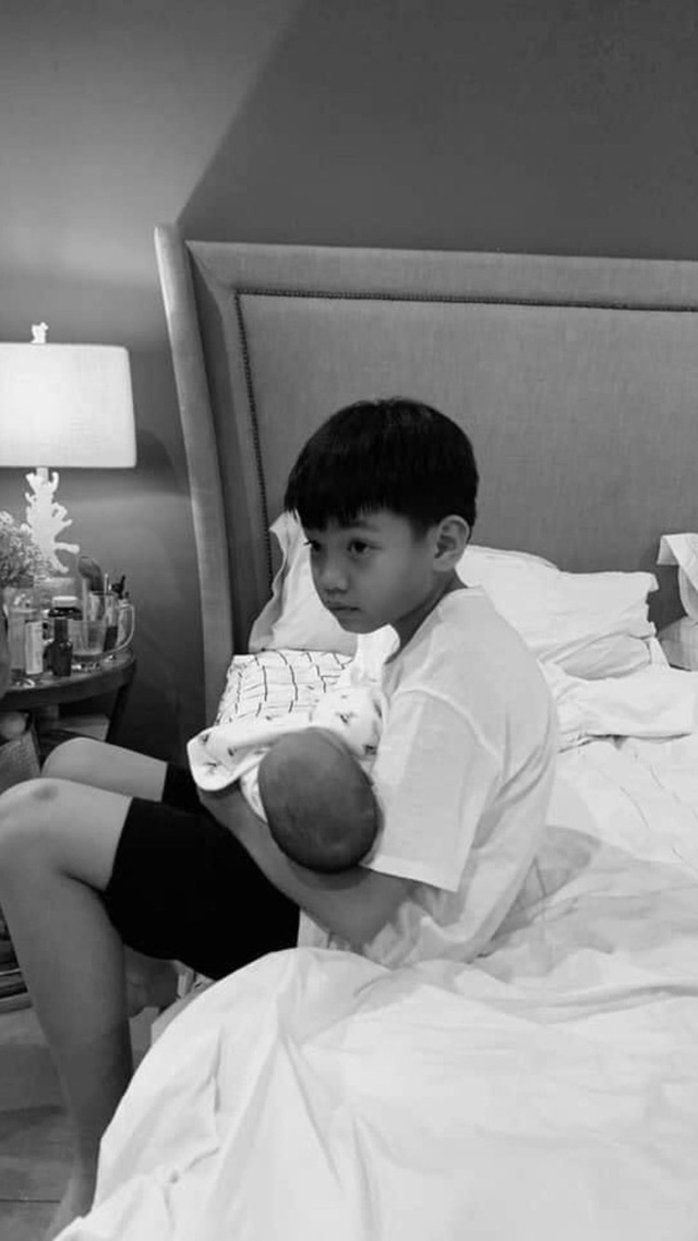 Hồ Ngọc Hà chia sẻ khoảng khắc Subeo bế em gái giúp mẹ vô cùng đáng yêu