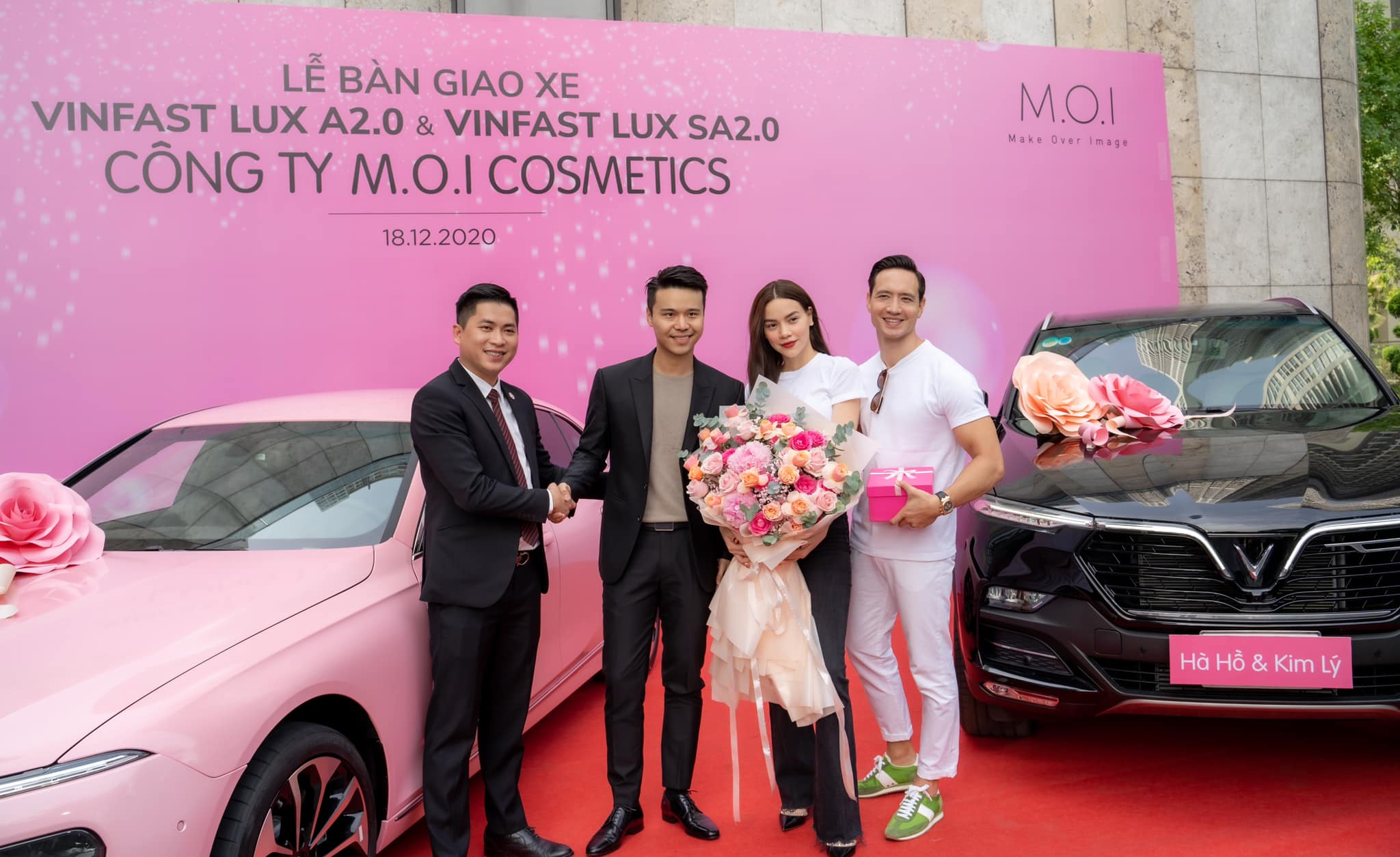 Hà Hồ cùng ông xã Kim Lý và con trai Subeo đi nhận 4 xế hộp sang chảnh