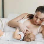 Thế nào là tư thế cho trẻ bú đúng chuẩn để tránh viêm tai giữa?