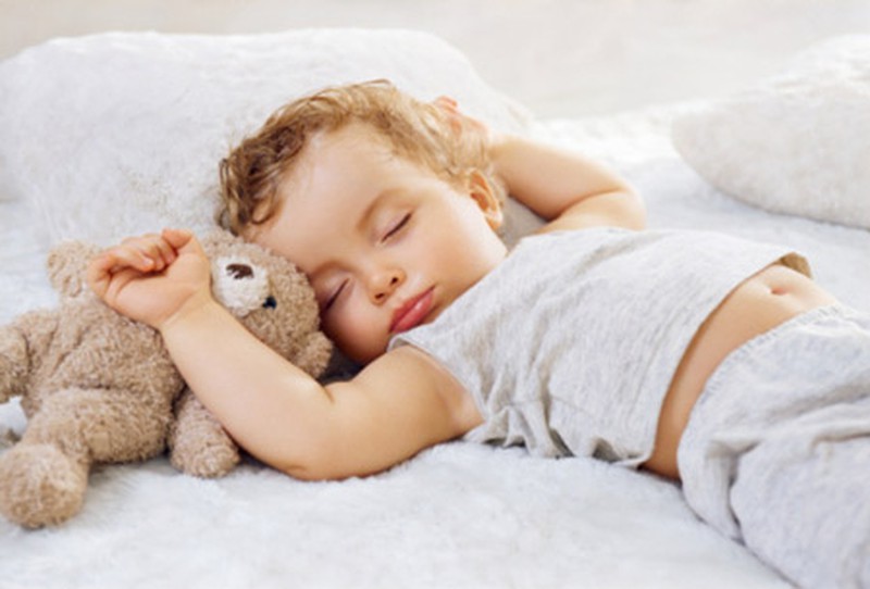 Xử lý tình trạng trẻ sơ sinh ngủ hay bị lặn lộn để không bị quấy khóc