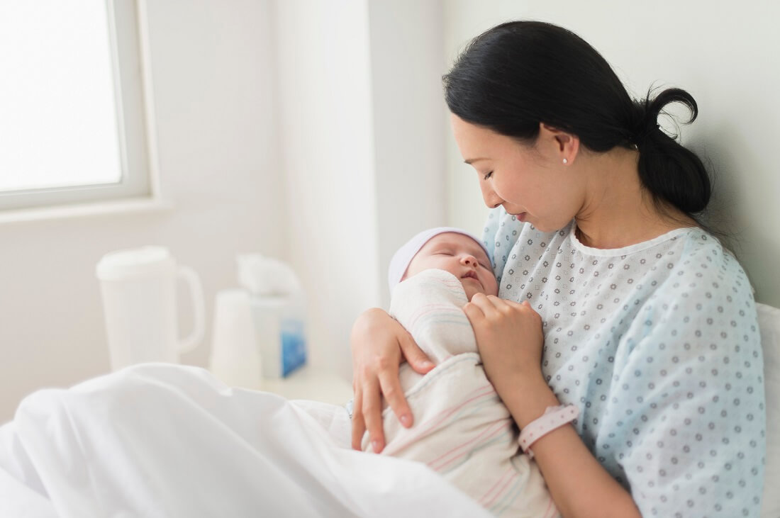 Những cách giúp mẹ khắc phục khi đau vết mổ sau sinh 1 tháng