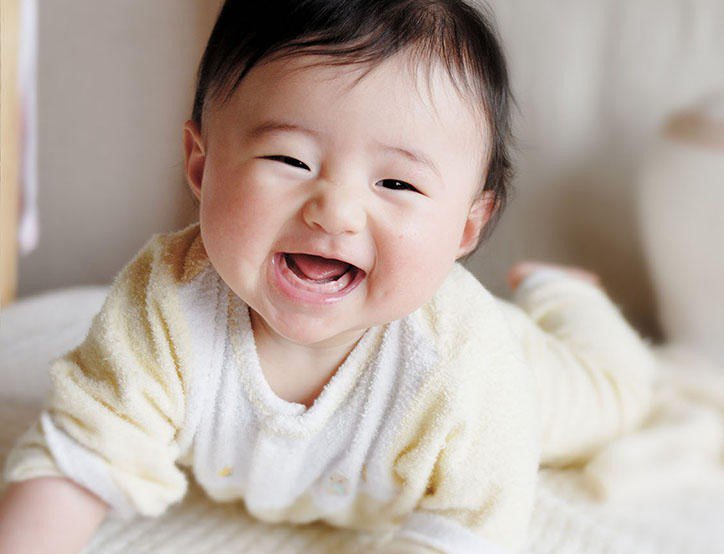 Dấu hiệu em bé đang cực kỳ hạnh phúc theo từng giai đoạn