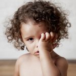 Nguyên nhân trẻ bị viêm kết mạc mà mẹ cần biết