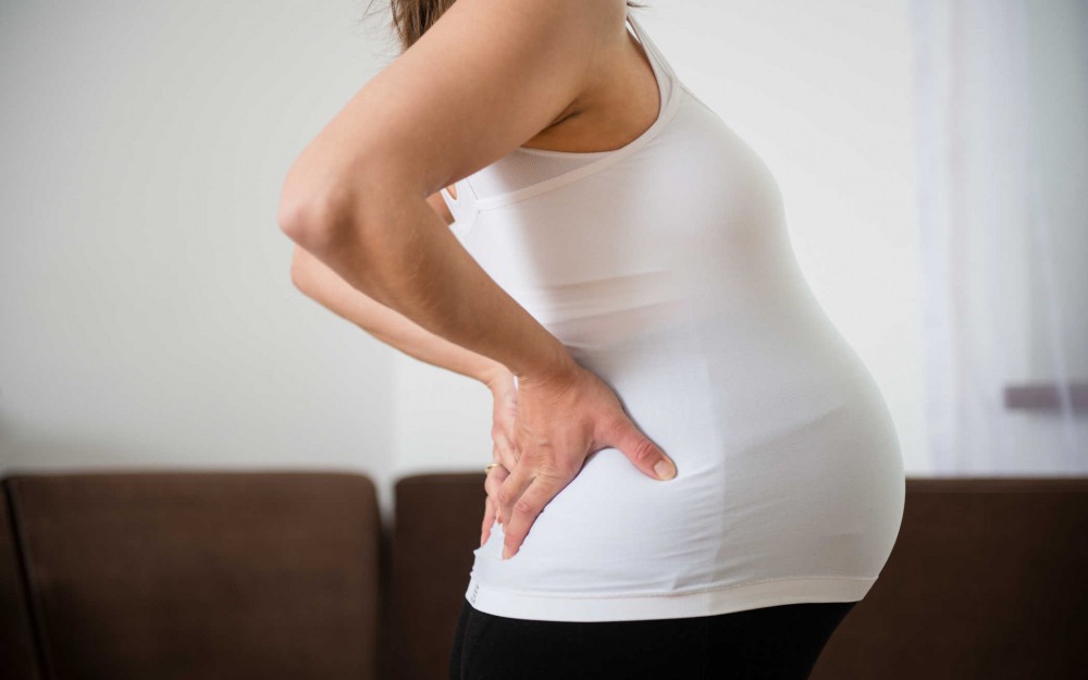 Mẹo dân gian giúp giảm đau lưng khi mới mang thai