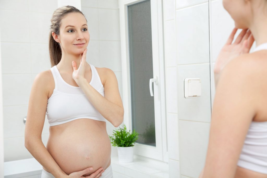 Chăm sóc da mặt khi mang thai một cách an toàn sẽ giúp mẹ bầu thư giãn và vui vẻ hơn.