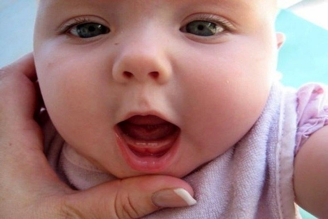 Các mẹ nên rơ lưỡi thường xuyên cho bé ngày 2 lần