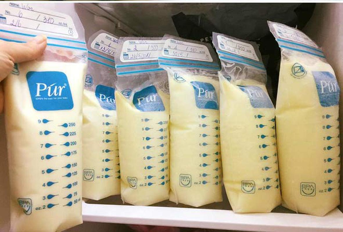 Để trữ đông sữa mẹ, bạn cần hút hết không khí thừa bên trong túi sữa trước khi bỏ vào ngăn đá hoặc tủ cấp đông.