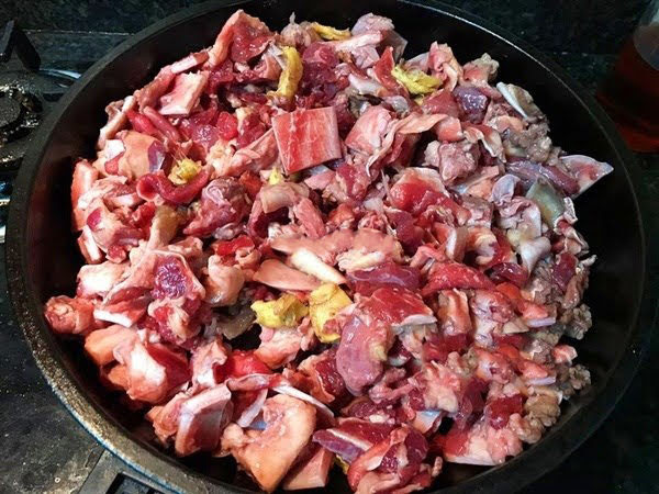 Ướp thịt bò với các gia vị trước khi nấu khoảng 30 phút