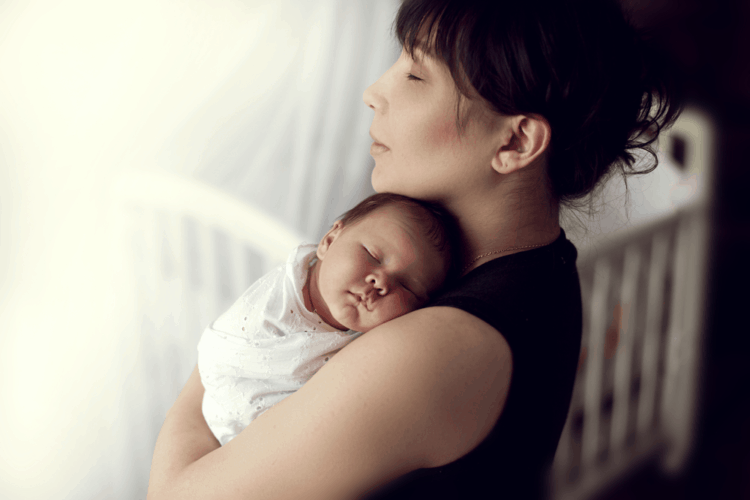 Tư thế ngực áp ngực là cách bế trẻ sơ sinh phổ biến nhất 