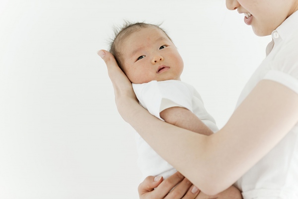 Cách bế trẻ sơ sinh đẻ bé được thoải mái là phải rửa tay sạch và tháo hết trang sức 