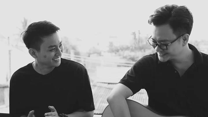 Hình ảnh của Hoài Lâm và nhạc sĩ Nguyễn Minh Cường trong MV Hoa nở không màu