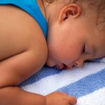 Trẻ đổ mồ hôi đầu: Nguyên nhân và cách điều trị hiệu quả?