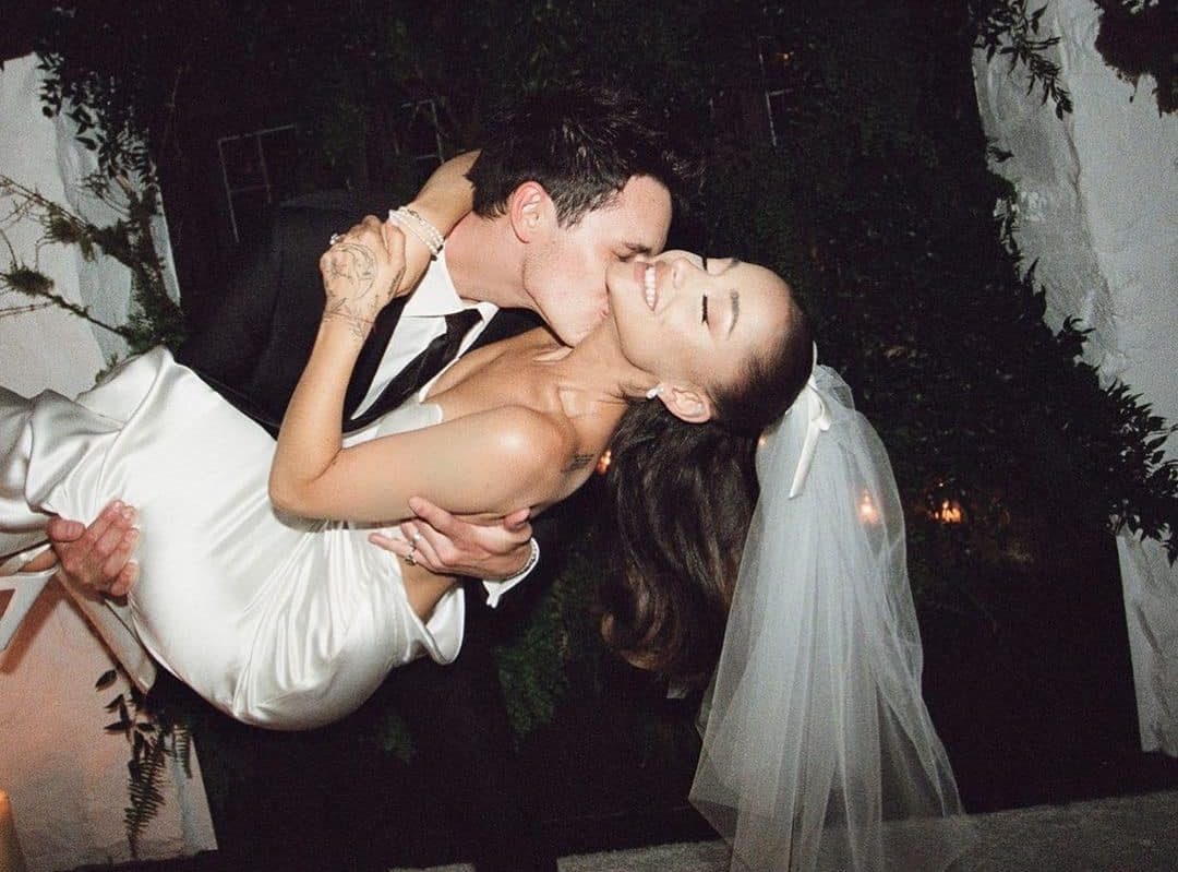 Ariana Grande chia sẻ ảnh hôn lễ bí mật với chồng là doanh nhân BĐS