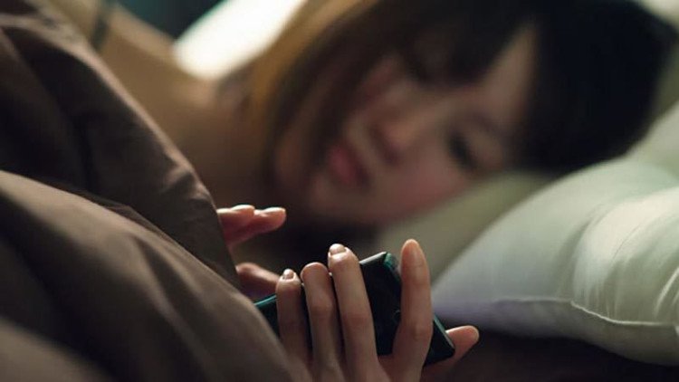 Để điện thoại cạnh người khi đi ngủ và những nguy hiểm khó lường