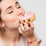 Phụ nữ ăn càng nhiều đồ ngọt càng dễ mắc bệnh phụ khoa. Vì sao?