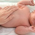 Trẻ sơ sinh bị sôi bụng: Nguyên nhân và cách điều trị cho bé