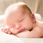 Hiểu đúng về tắm nắng cho trẻ sơ sinh. Tắm nắng có chữa được còi xương, vàng da không?