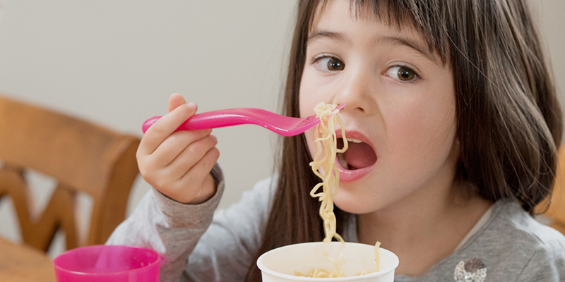 Trẻ nhỏ ăn nhiều mì tôm đối mặt nguy cơ ung thư và tổn thương não