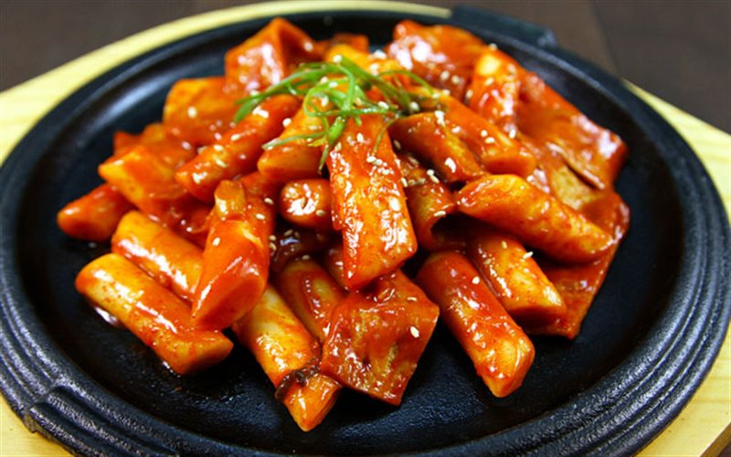 Cách nấu tokbokki ăn liền chuẩn vị Hàn Quốc đơn giản tại nhà