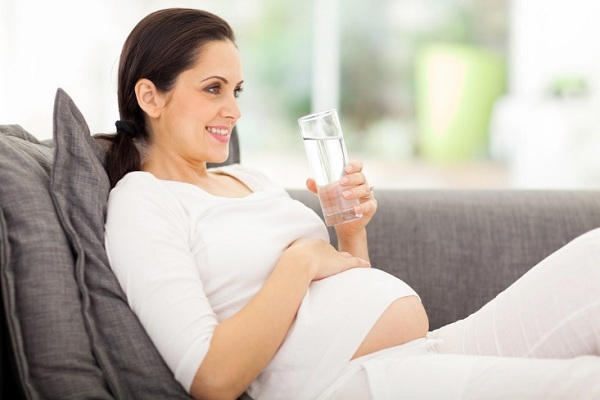 Uống nước vào khi nào tốt cho nước ối của mẹ bầu?