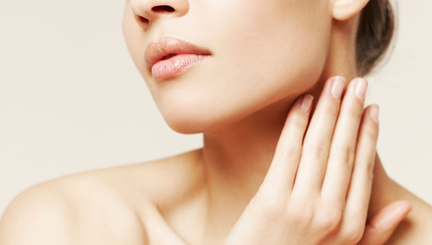 5 bí quyết chăm sóc da giúp giảm nếp nhăn vùng cổ, áp dụng cách này đảm bảo cổ chị em mịn màng hơn nhiều!