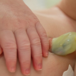 Cách chăm sóc trẻ sơ sinh rụng rốn nhưng chưa khô